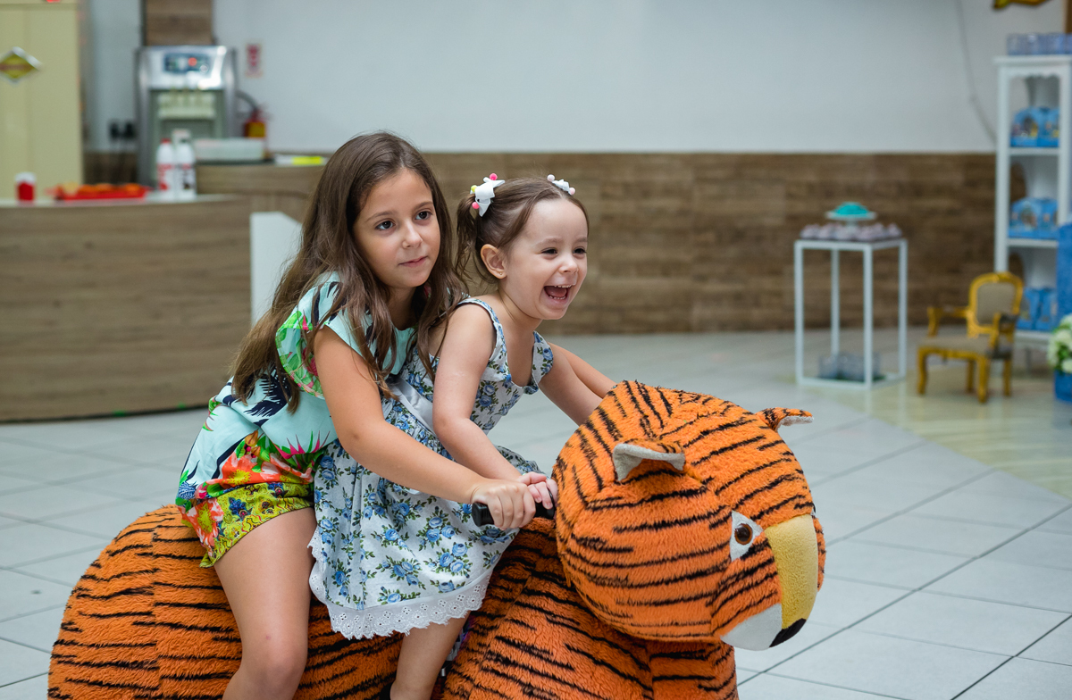 Brincadeira irmãs em casa de festa mundo colorido-animação-brinquedos eletrônicos