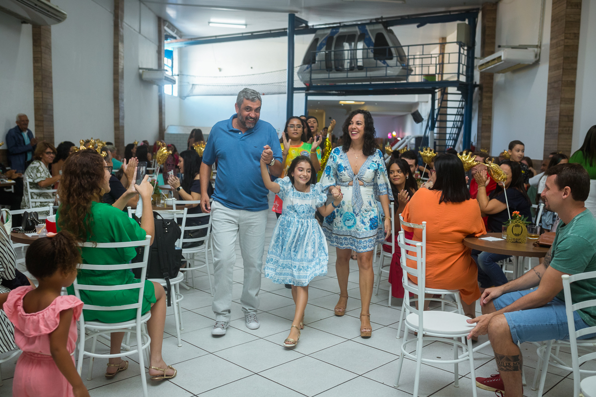 entrada aniversariante em sua festa temática da cinderela-fotografia festas infantis-casa de festas mundo colorido-taquara-rj
