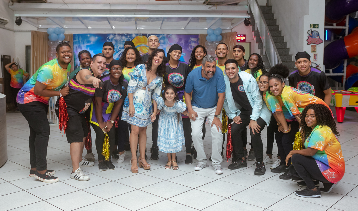 turma reunida para comemorar 9 anos da maria clara-casa de festas mundo dos sonhos
