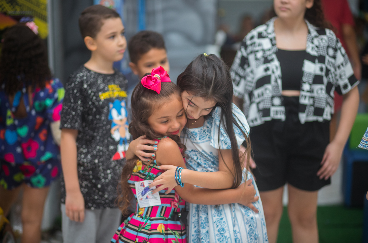 carinho na amiga-fotógrafa  de festa infantil