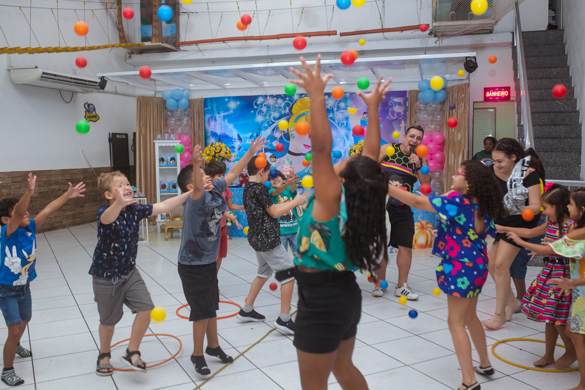 Animação com o tio Breno nos 9 anos da Maria Clara em casa de festa -Mundo Colorido