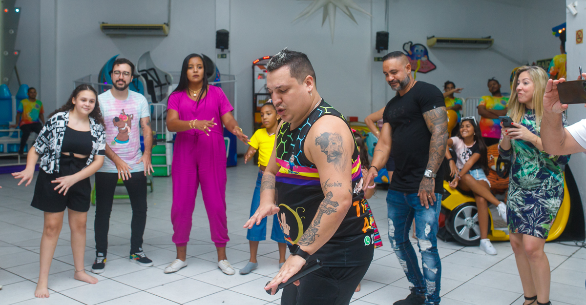 Tio  Breno em animação-casa de festas mundo colorido-9 anos da Maria Clara 