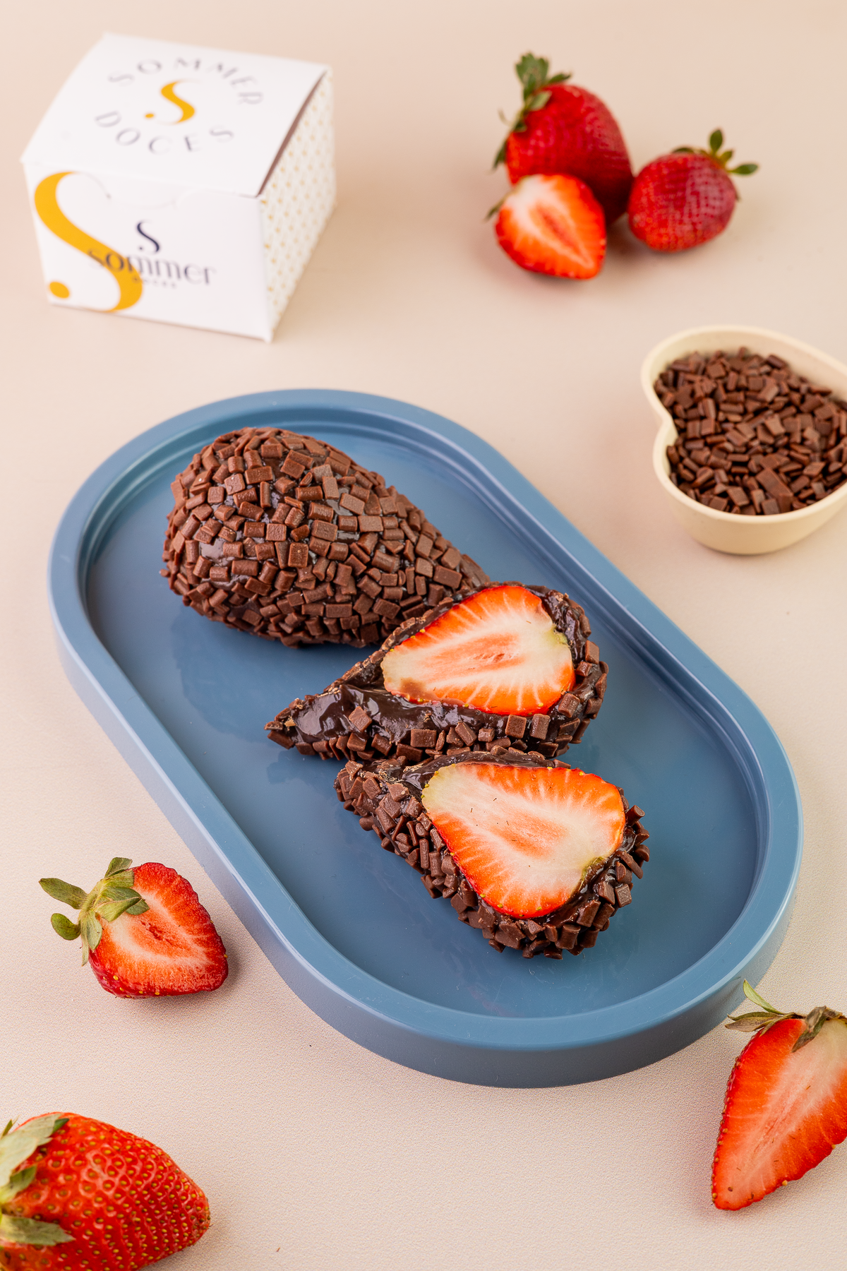 Fotografia profissional de coxinha de morango com brigadeiro