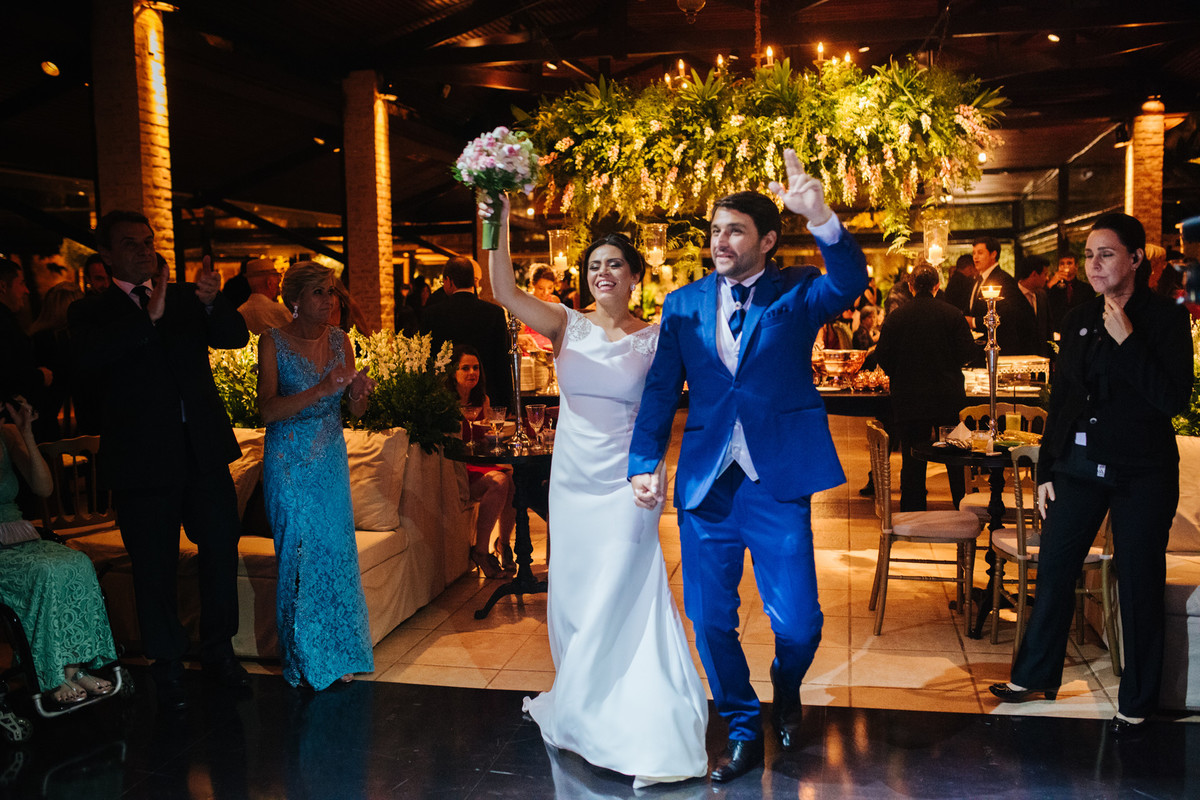 Entrada dos noivos na festa