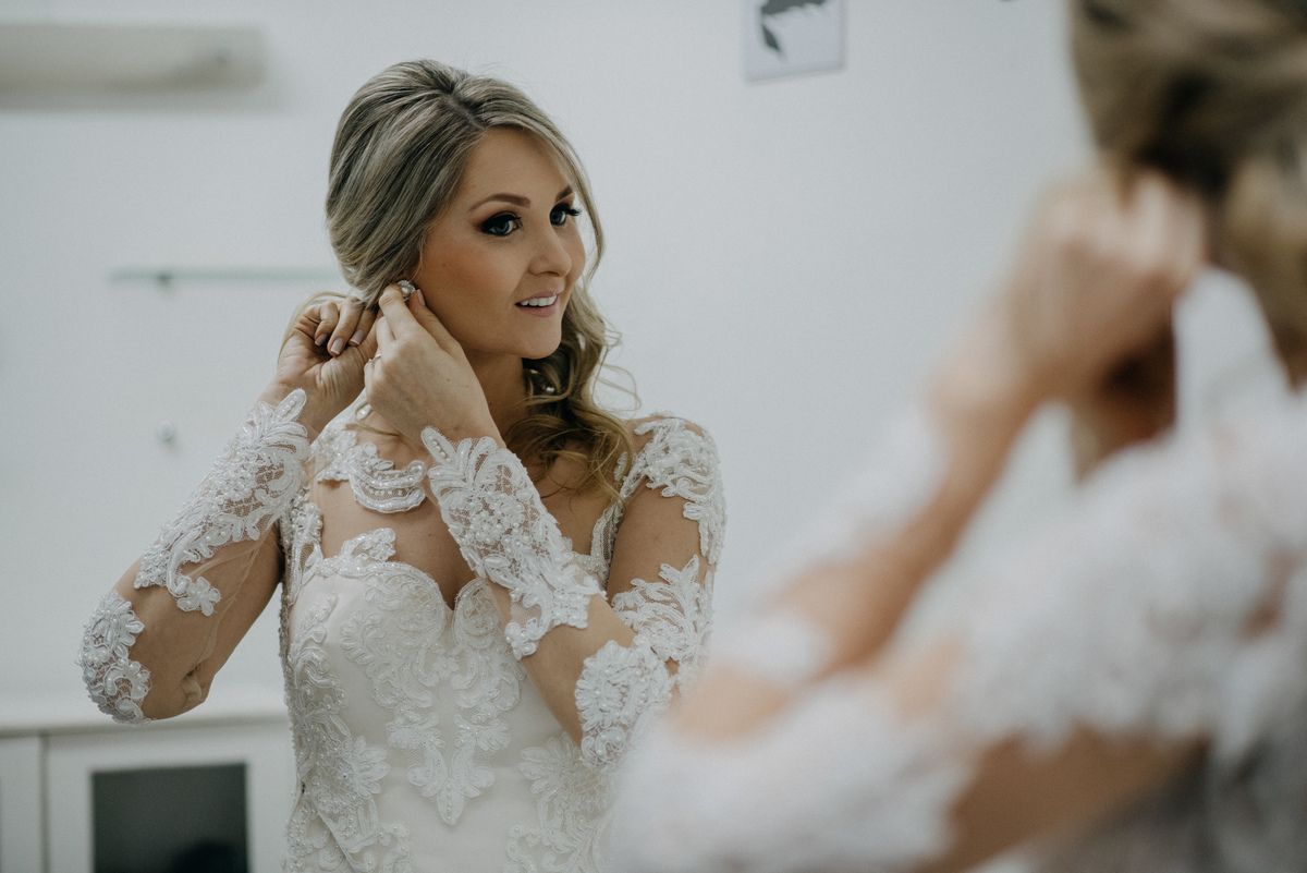 noiva colocando brinco