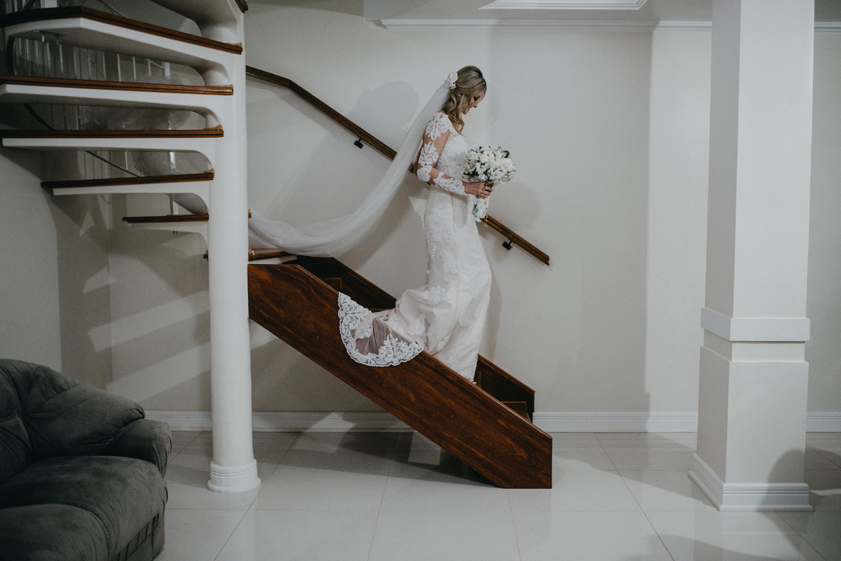 noiva descendo escada