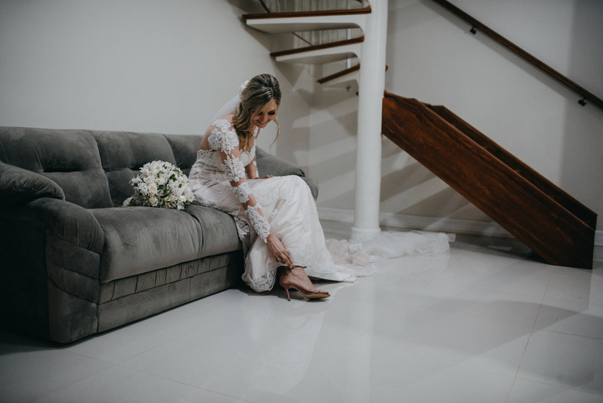 noiva colocando sapato