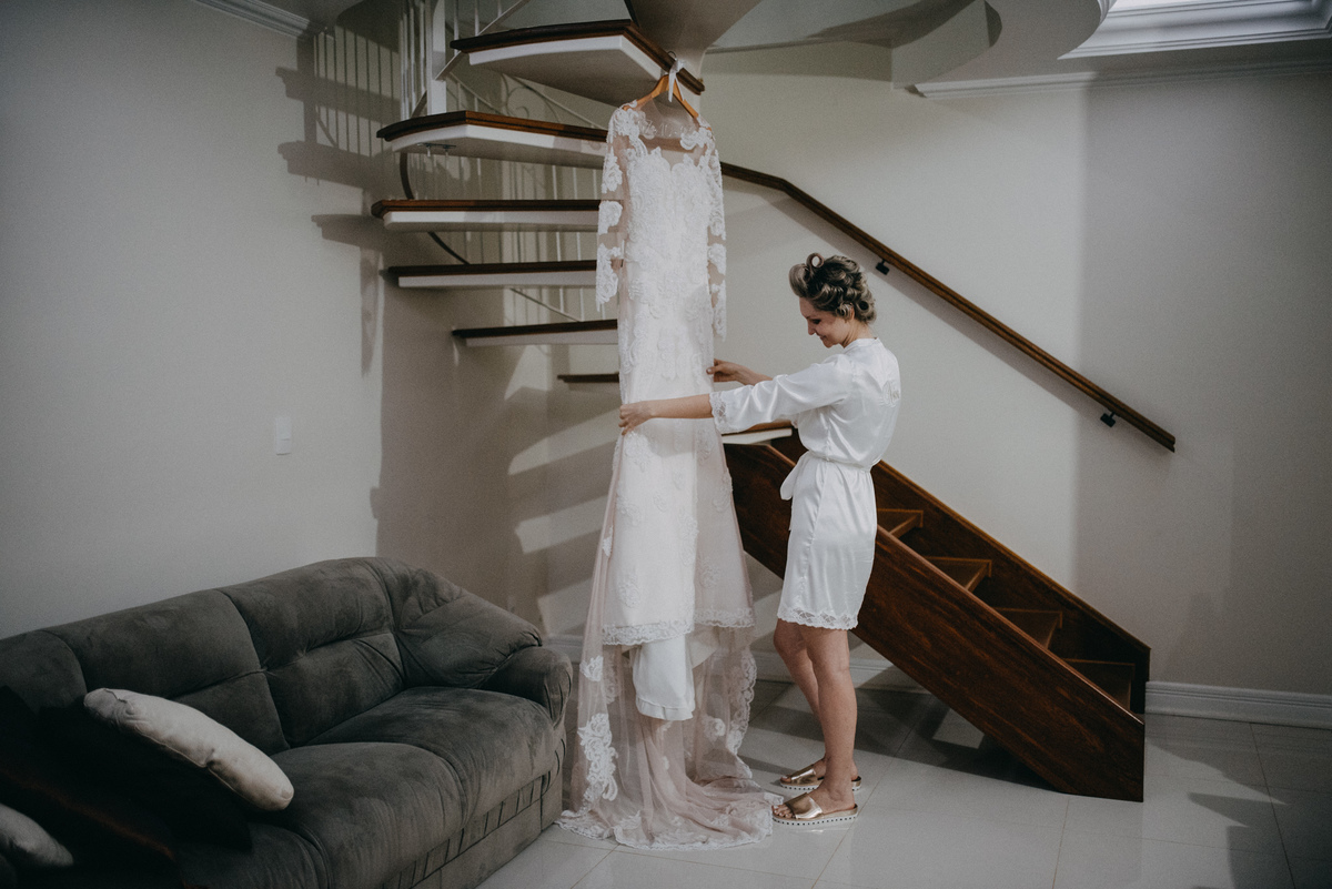 noiva olhando o vestido