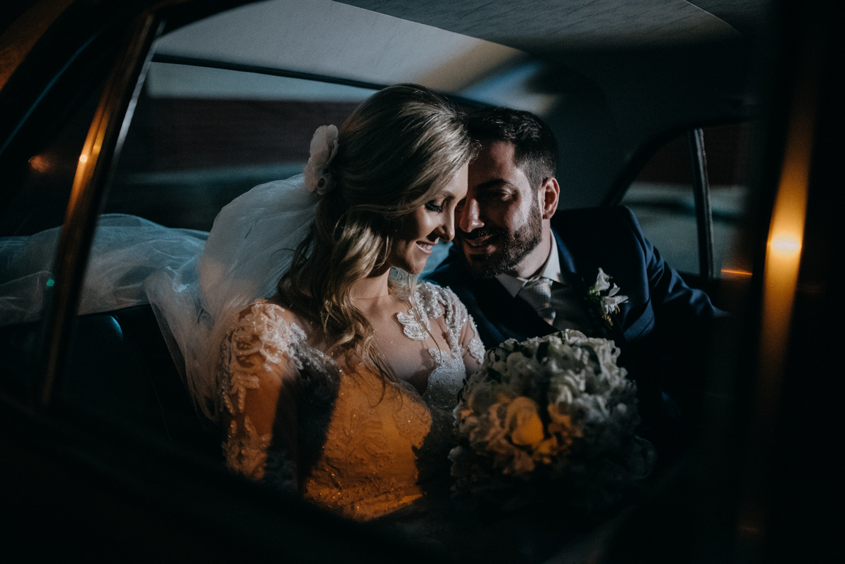 Noivos no carro
