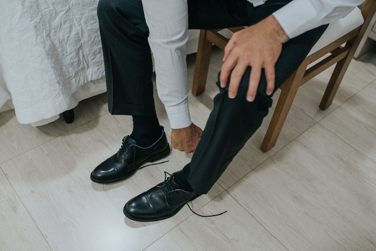 noivo colocando sapato