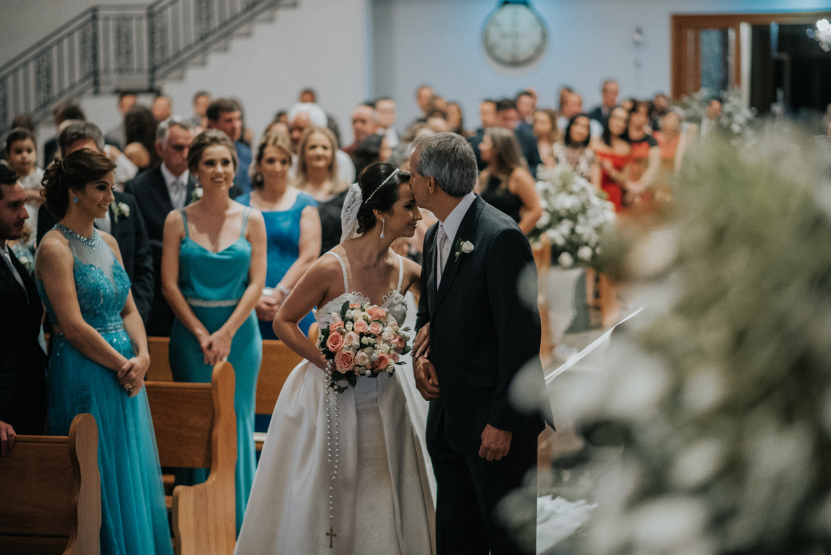 pai beijando a testa da noiva