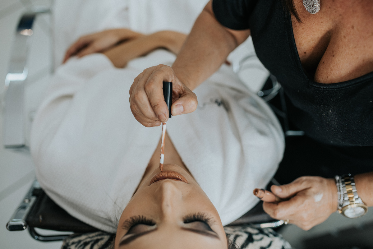 passando batom na noiva