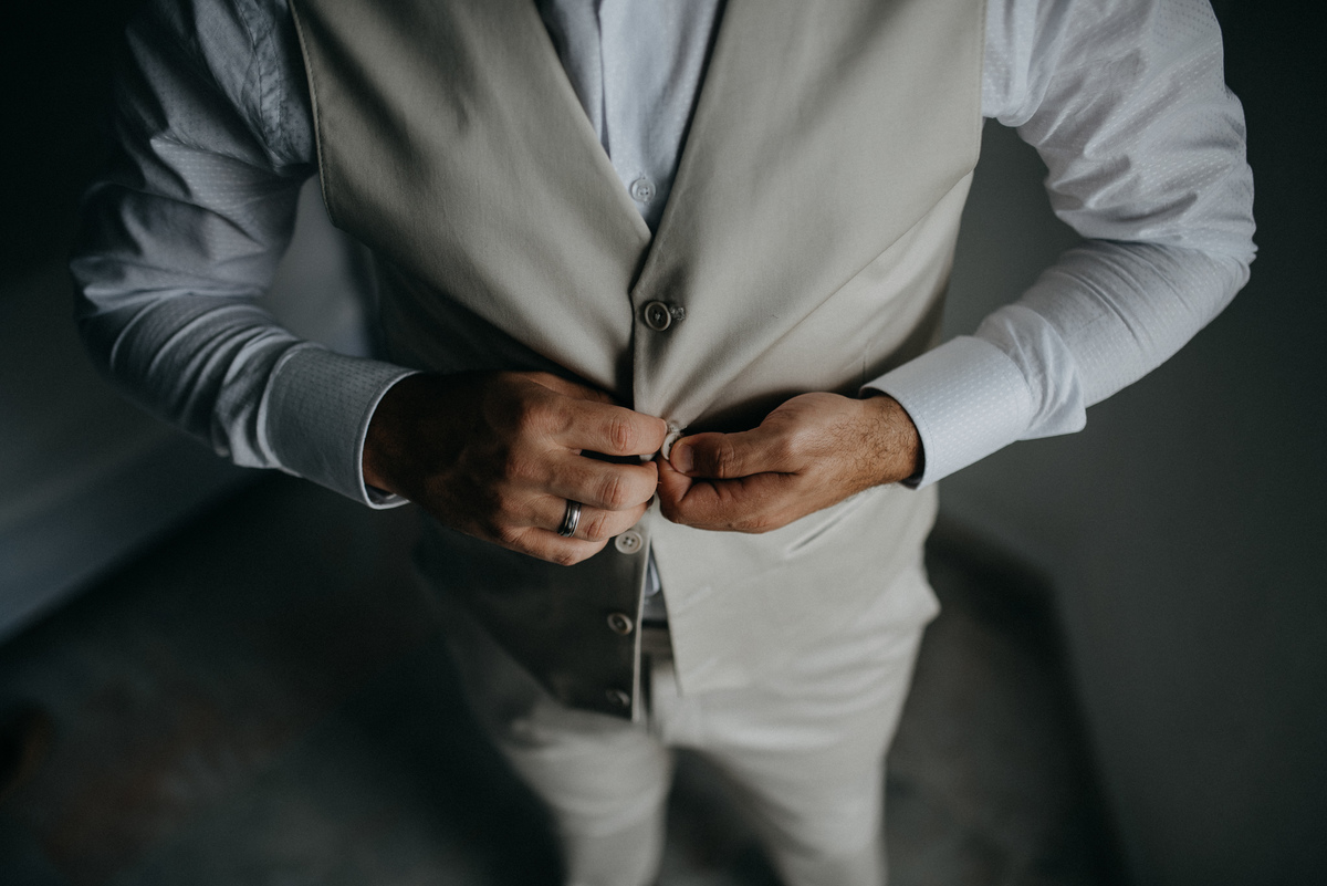 Noivo fechando Colete