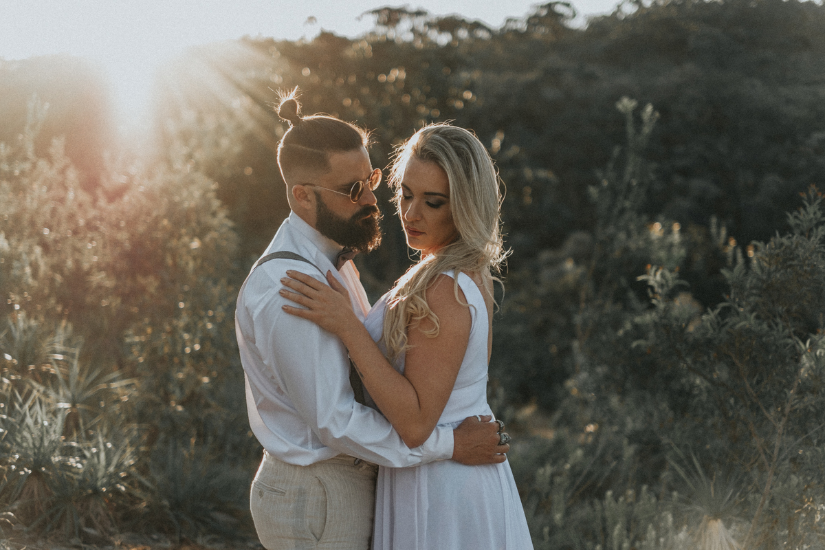 noivos sentindo o sol