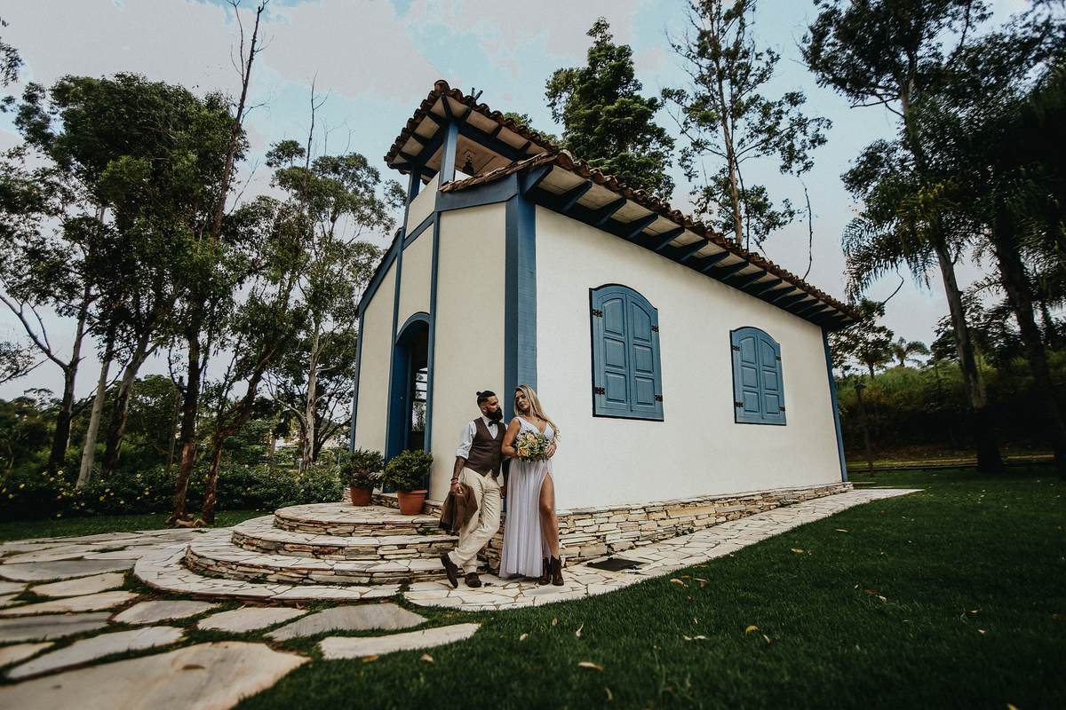 noivos do lado de fora da igreja