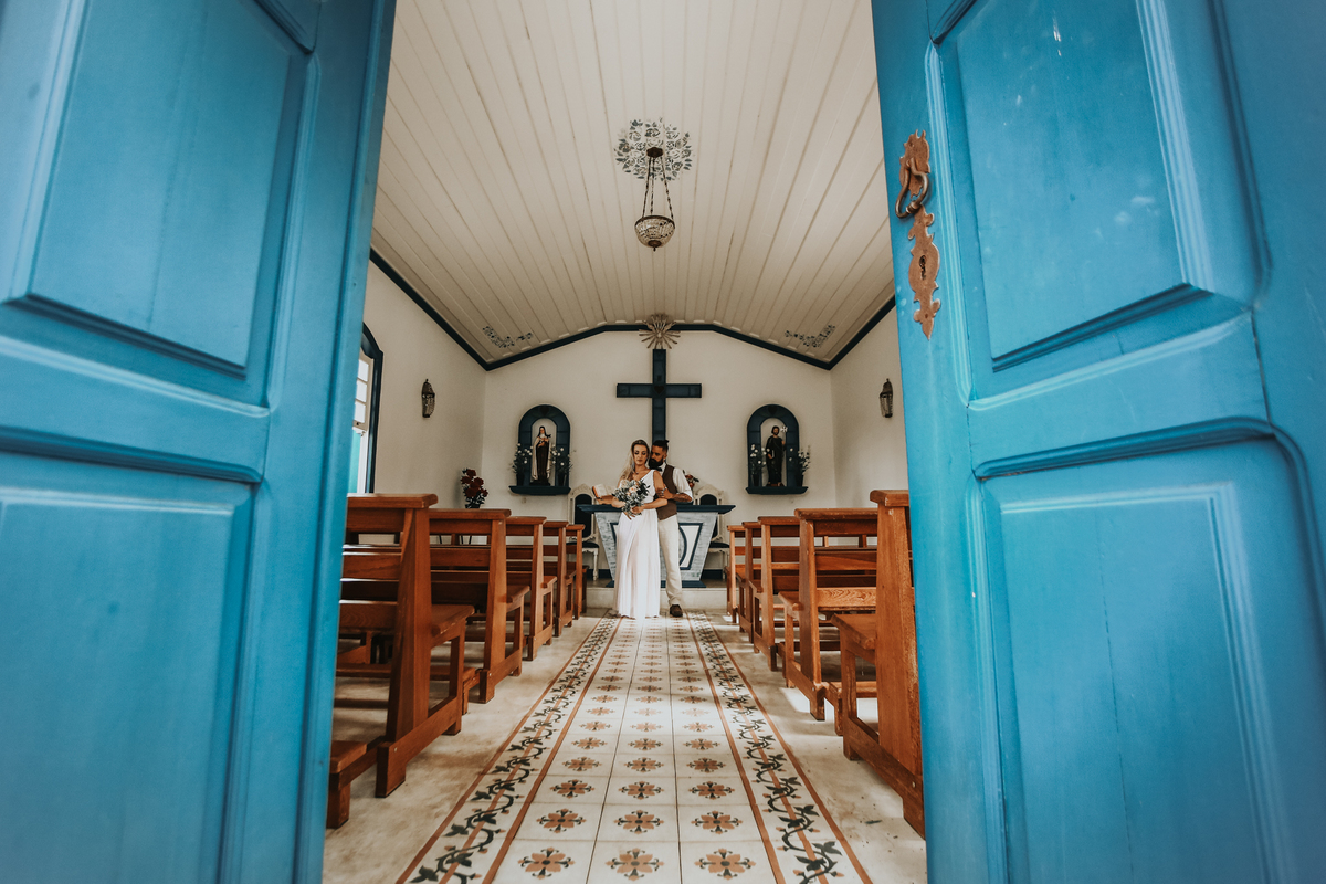 noivos abraçados na igreja