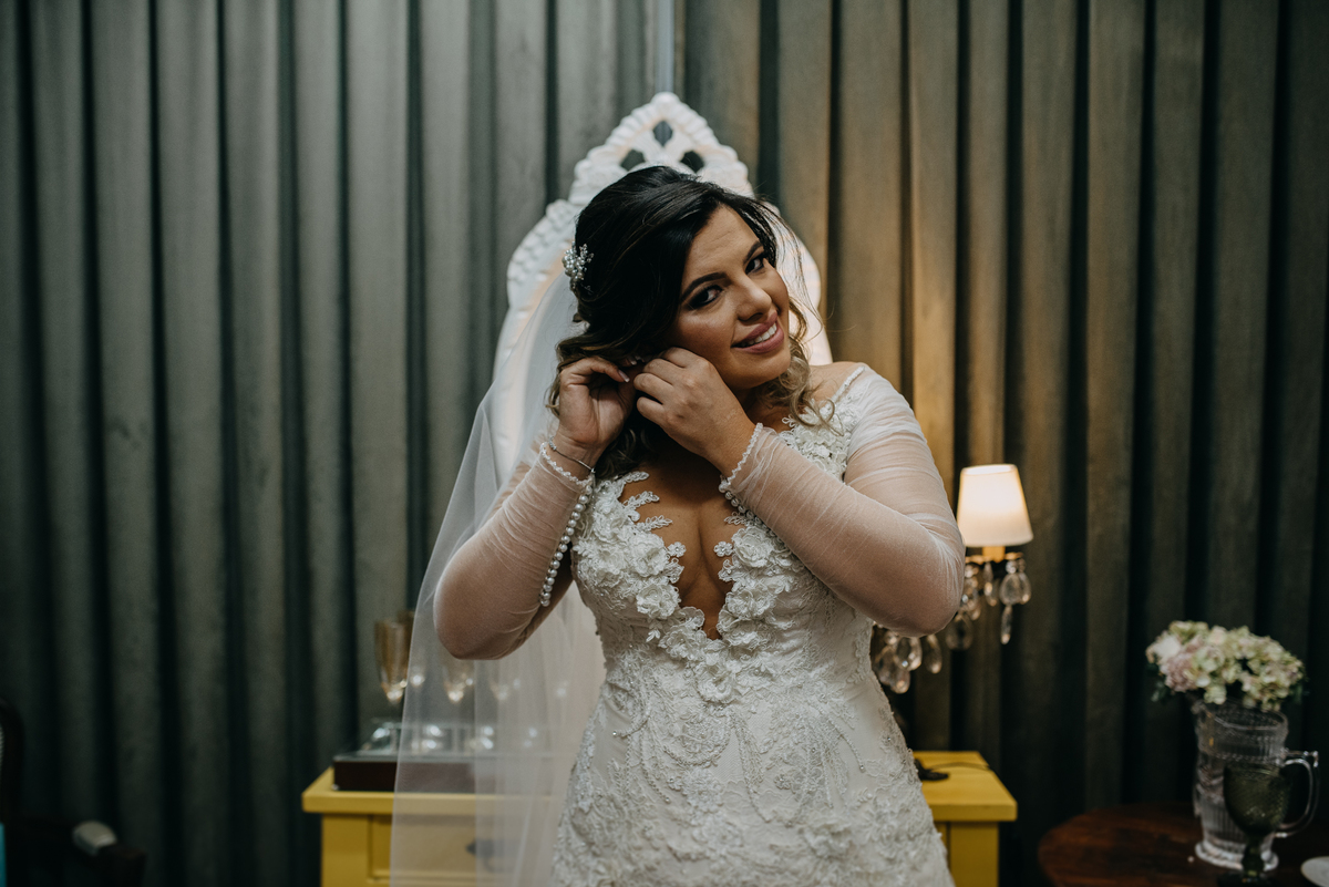 noiva colocando o brinco