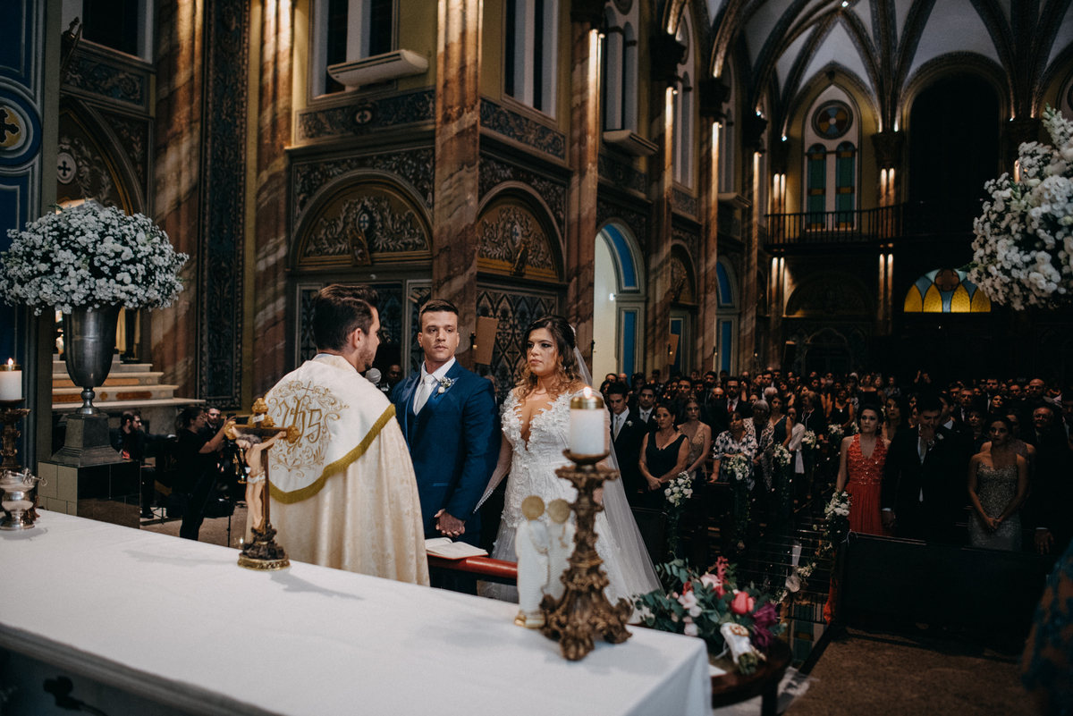 noivos no altar