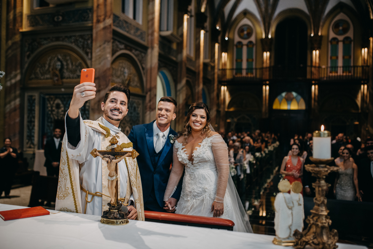 Padre fazendo Selfie com os noivos