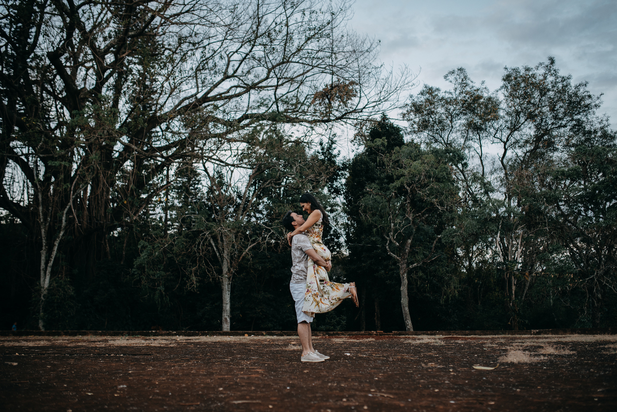 Noivo erguendo a noiva 