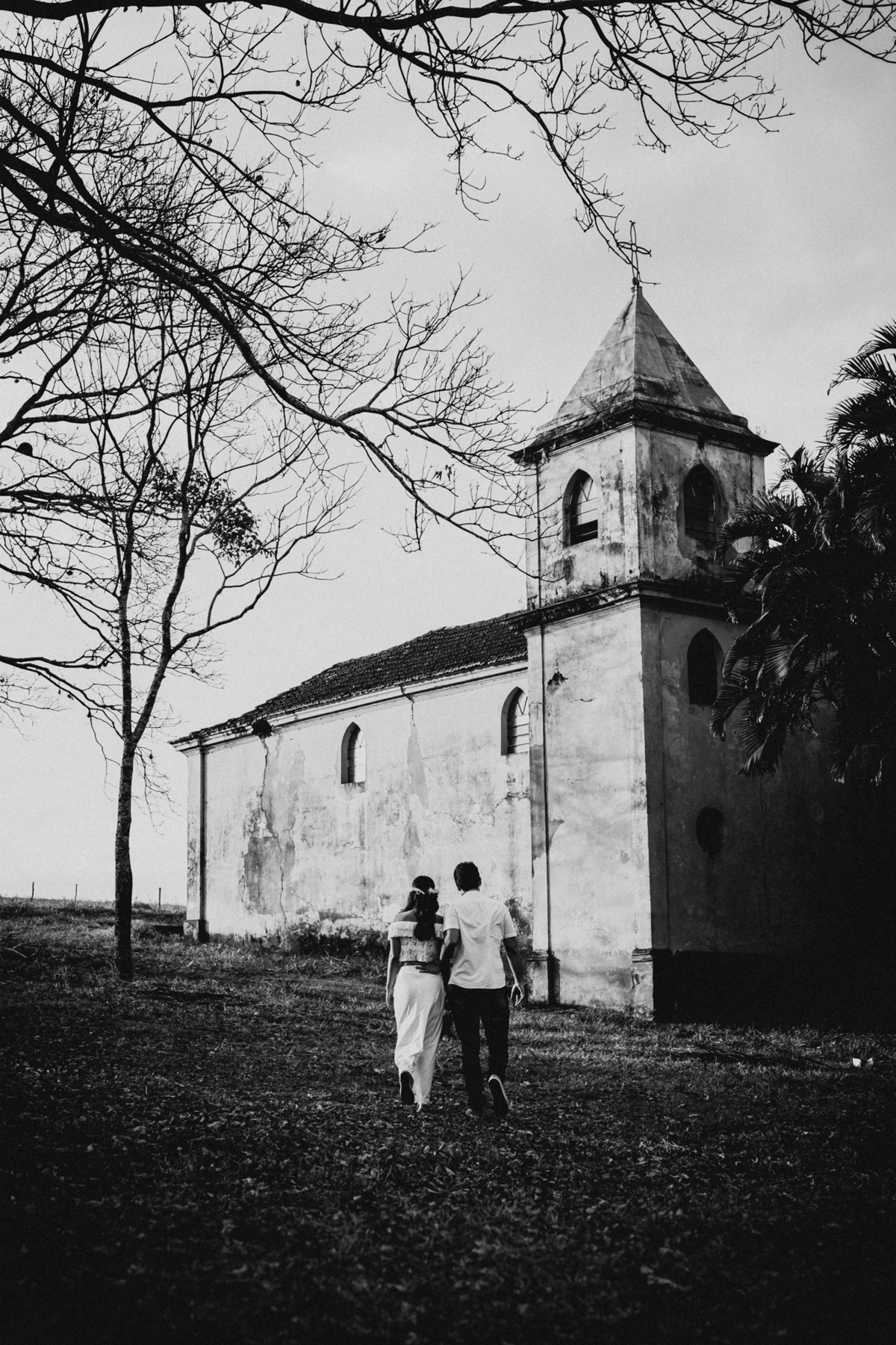 Noivos caminhando até a igreja