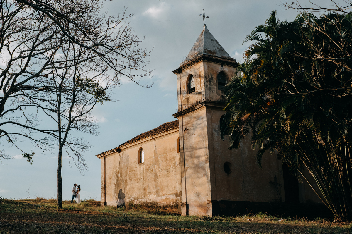 Noivos ao lado da Igreja