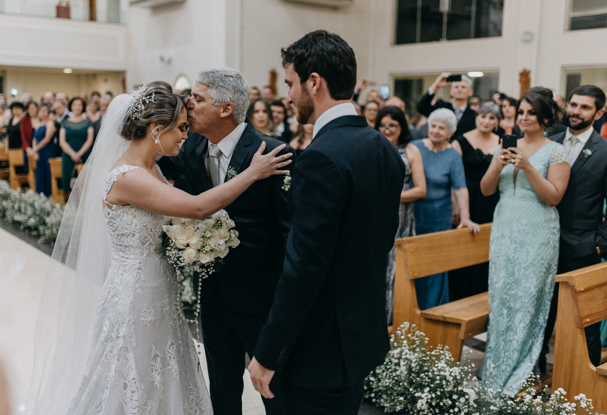 Pai entregando a noiva