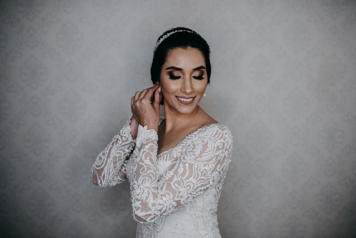 Noiva colocando brinco