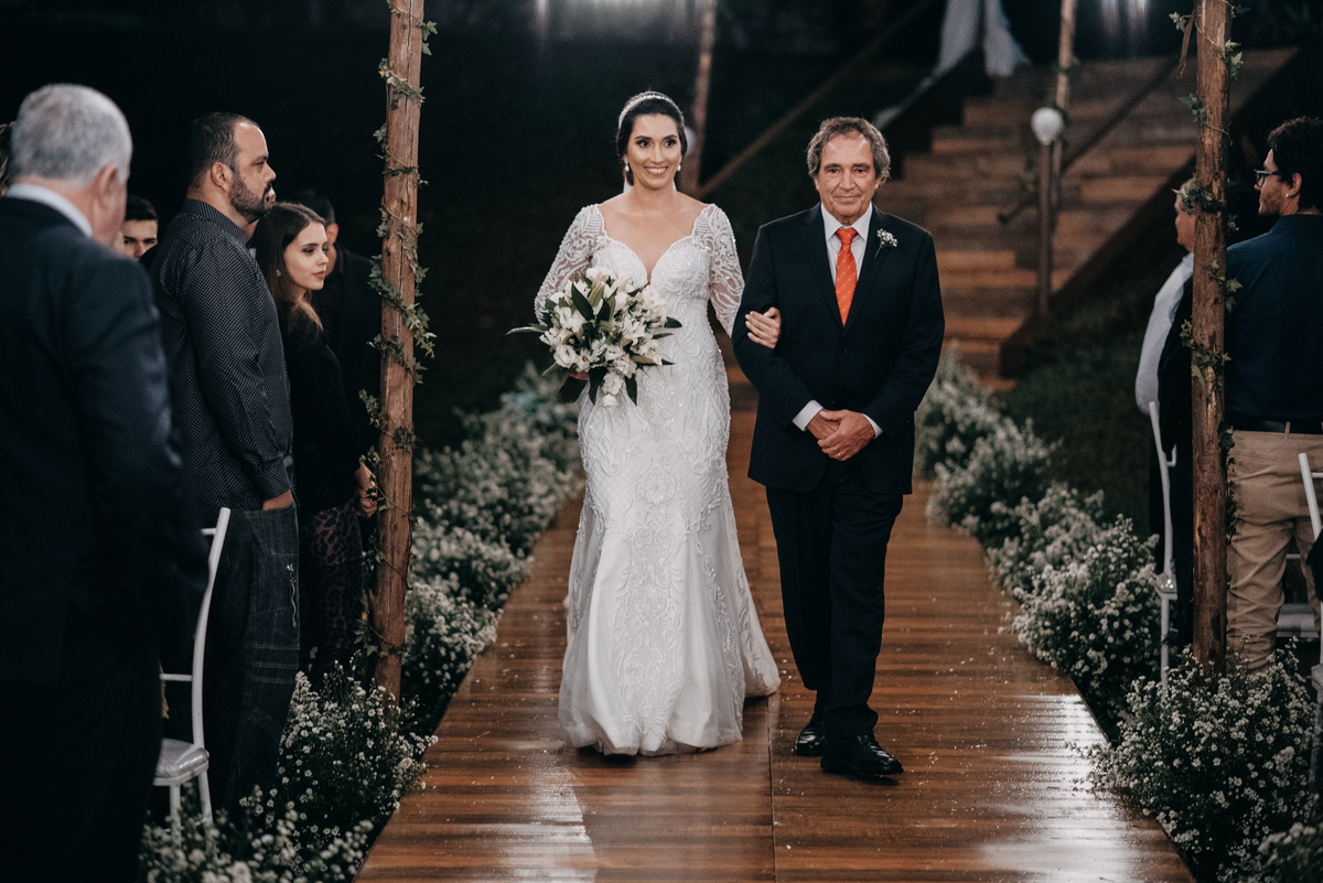 Noiva entrando na cerimonia
