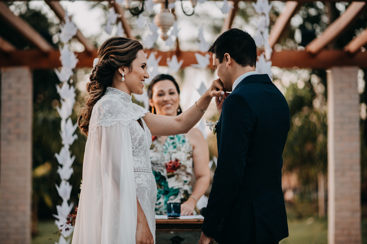 Noivo beijando aliança