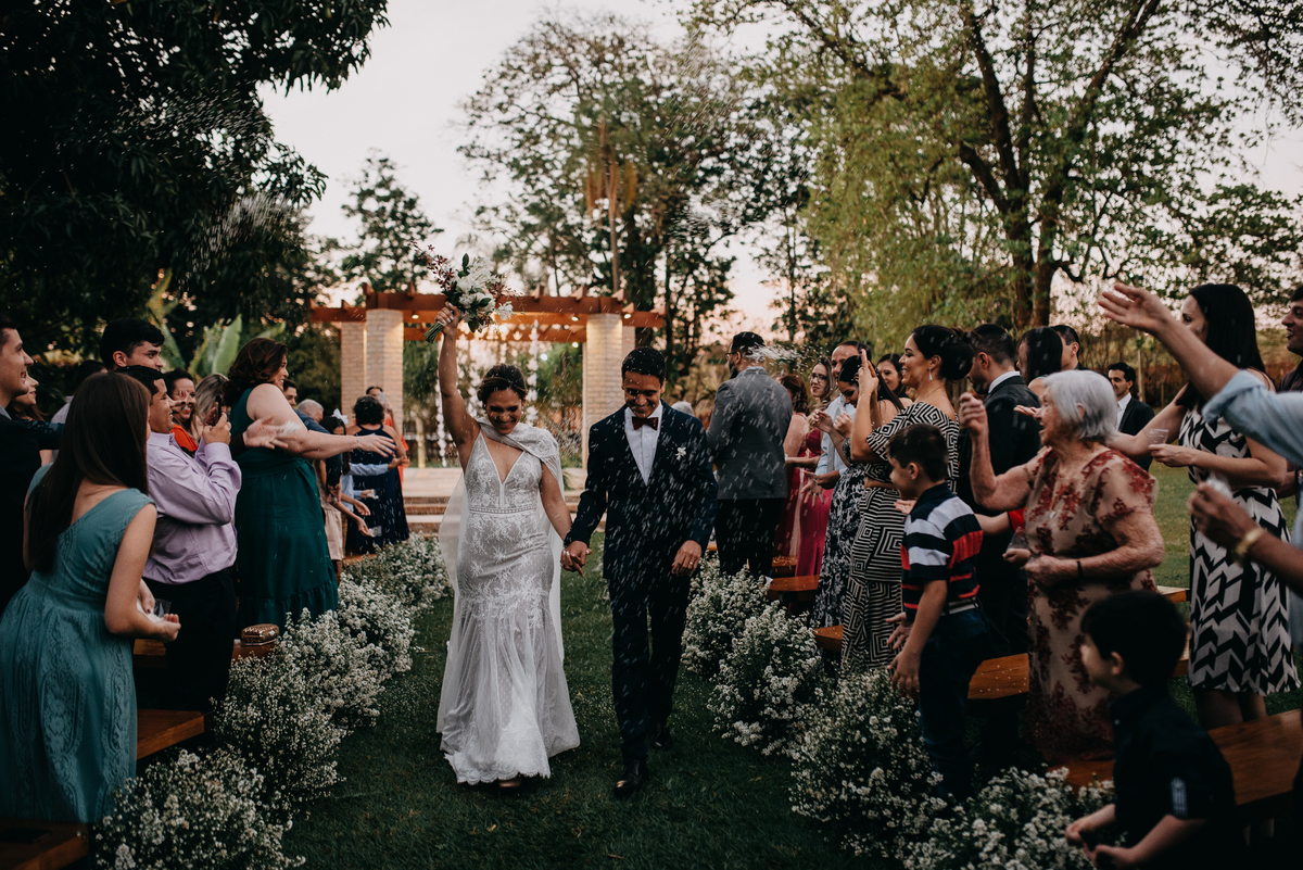 Jogando arroz nos noivos