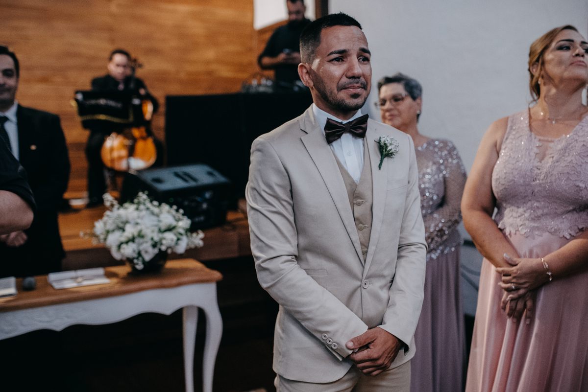 noivo se emocionando