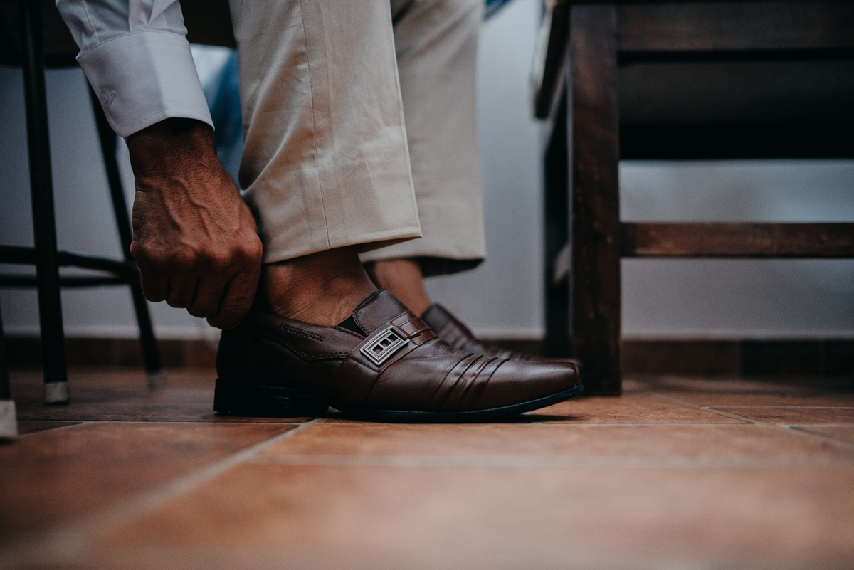 noivo colocando o sapato