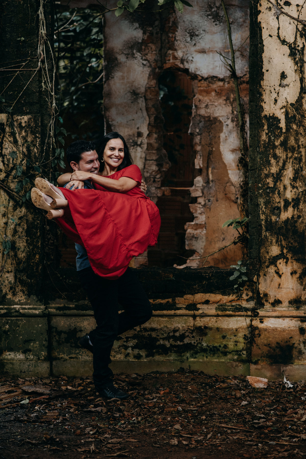 noivo pegando a noiva no colo