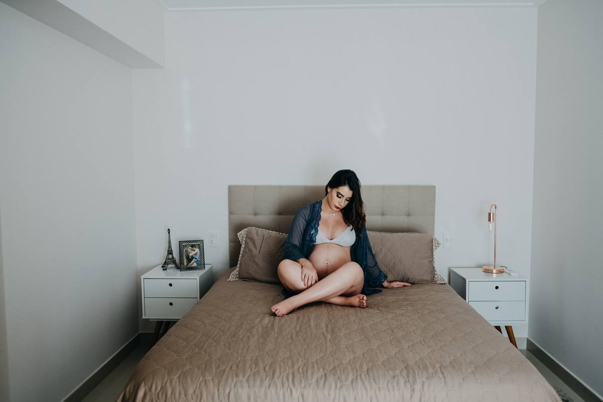 gestante sentada na cama