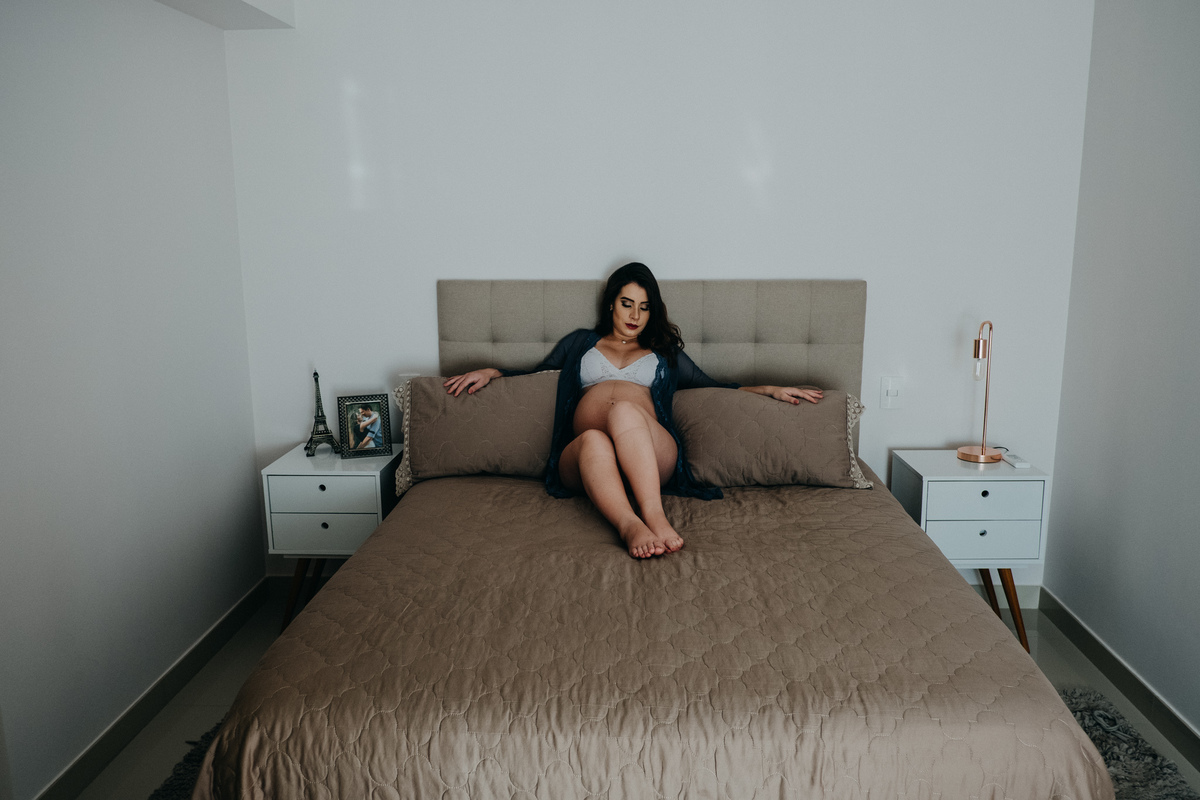 gestante sentada na cama