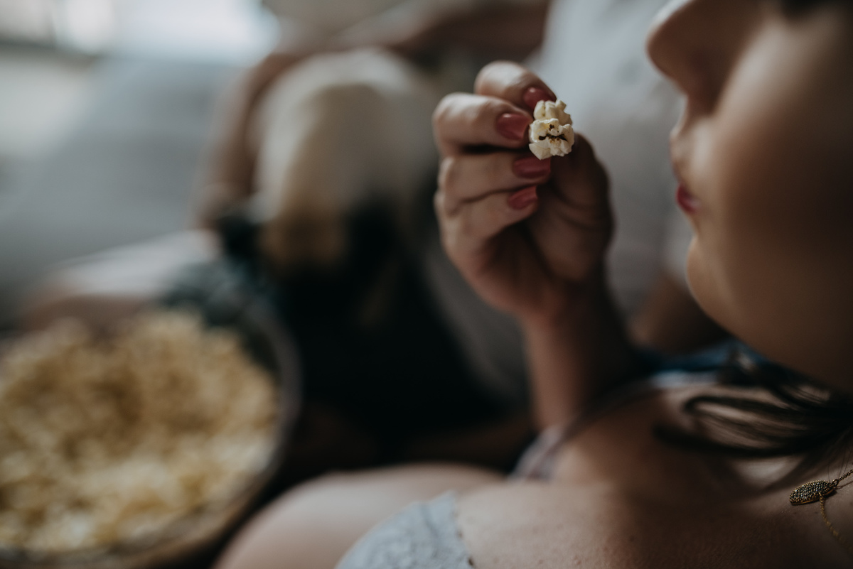 casal comendo pipoca