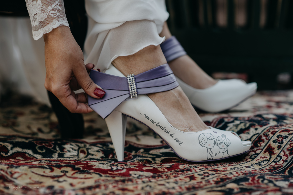 noiva colocando sapato