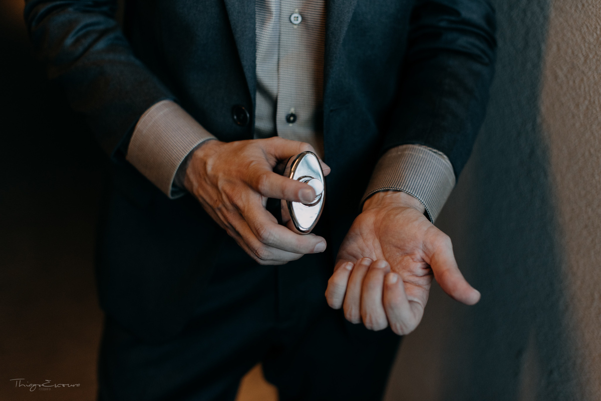 noivo passando perfume