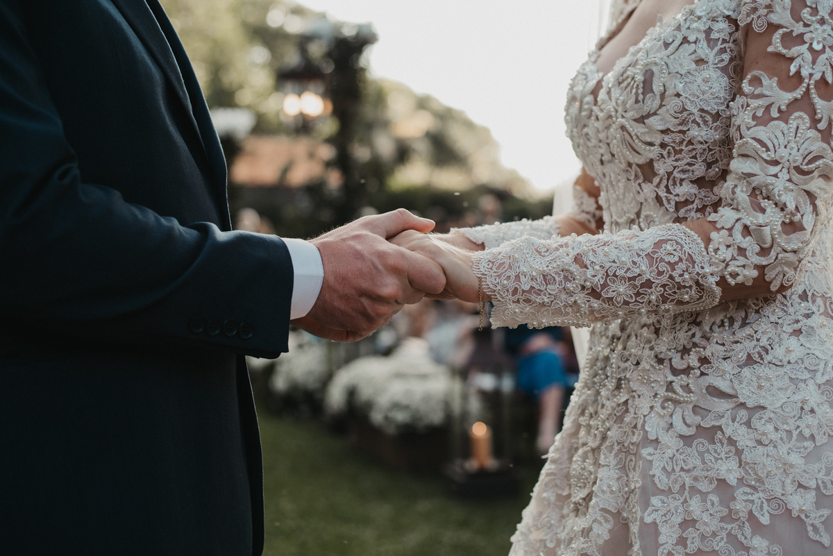 noivos de maos dadas