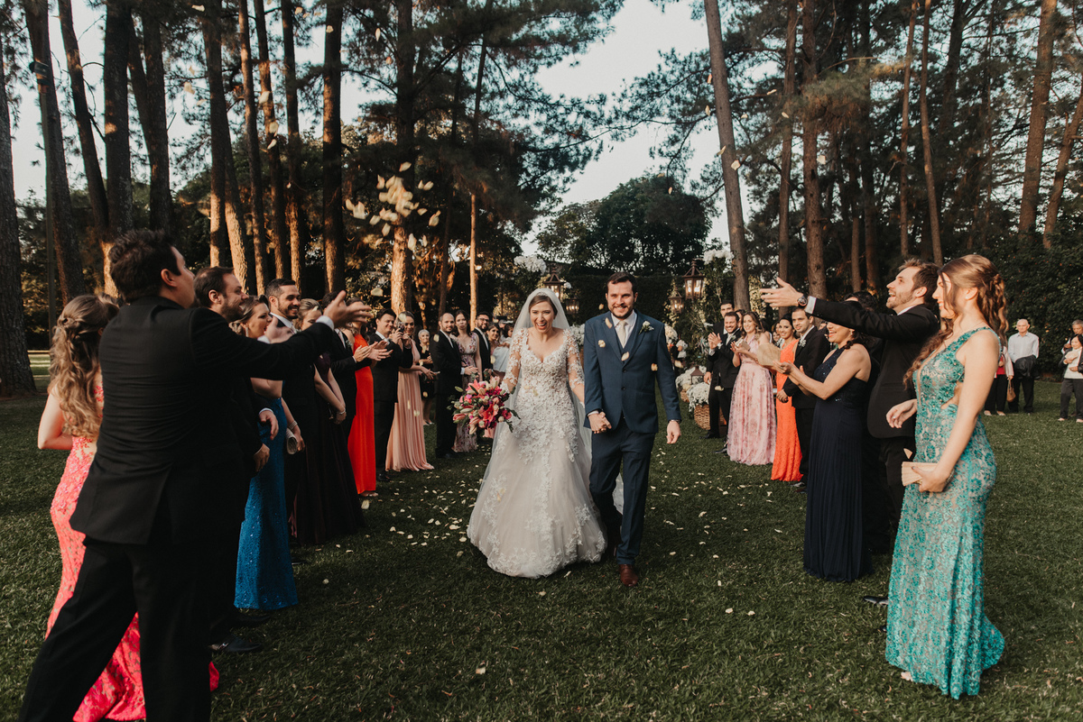 jogando pétalas de rosas nos noivos