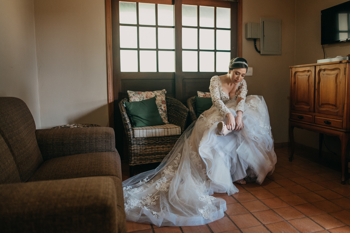 noiva colocando o sapato