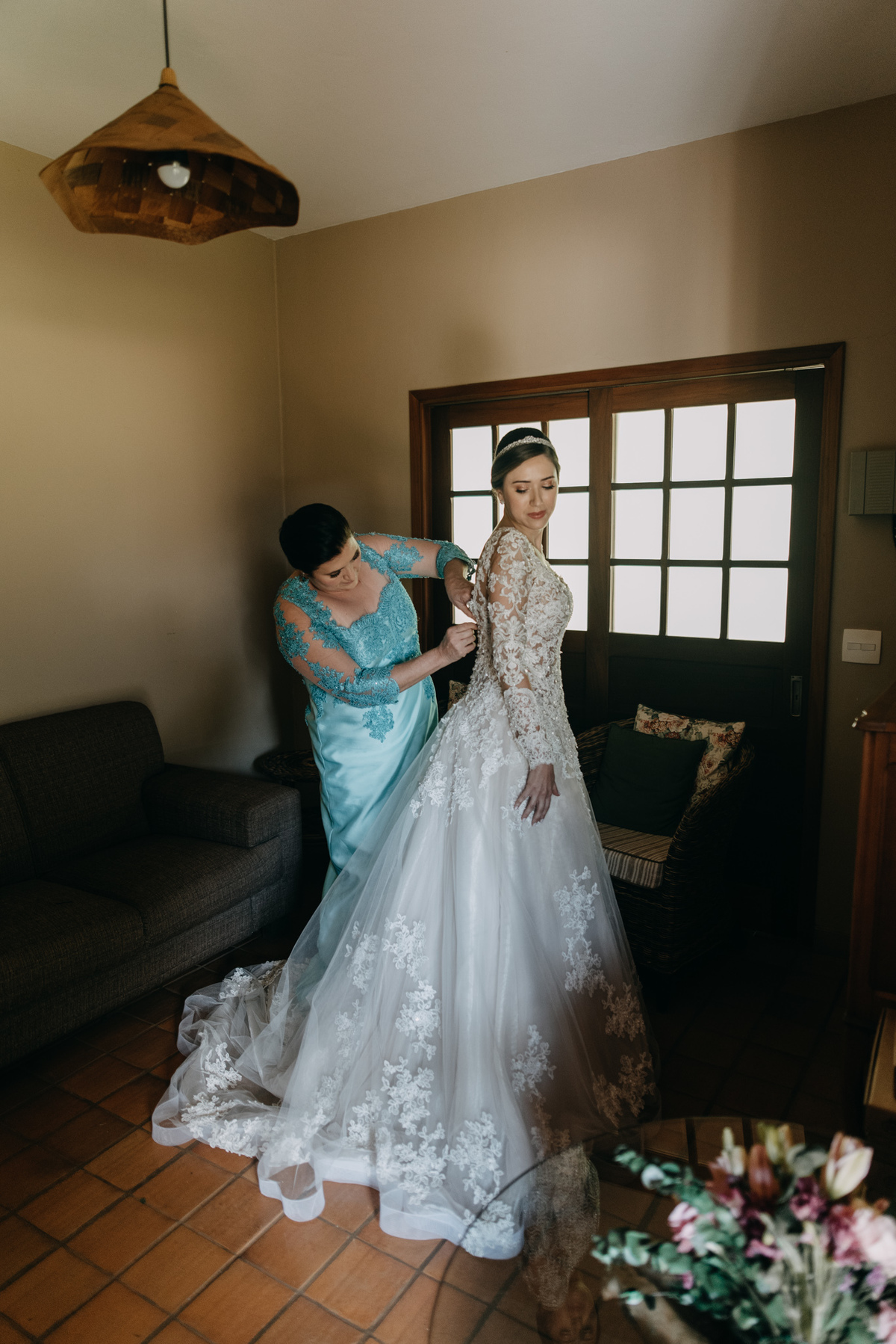 mãe arrumando o vestindo da noiva