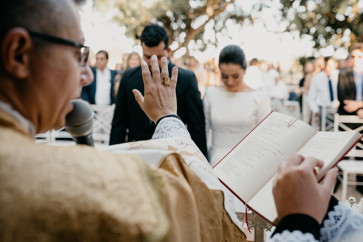 padre abençoando os noivos
