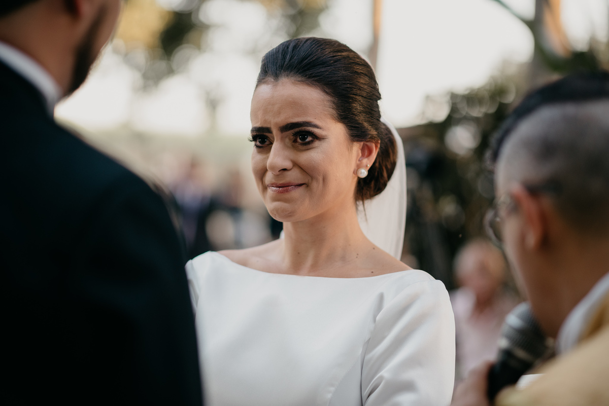 noiva se emocionando no altar