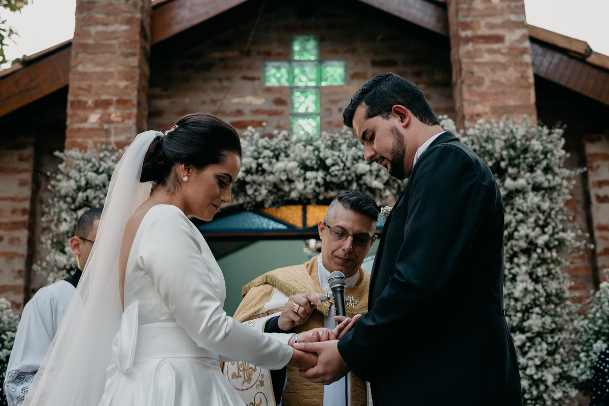 padre abençoando as alianças