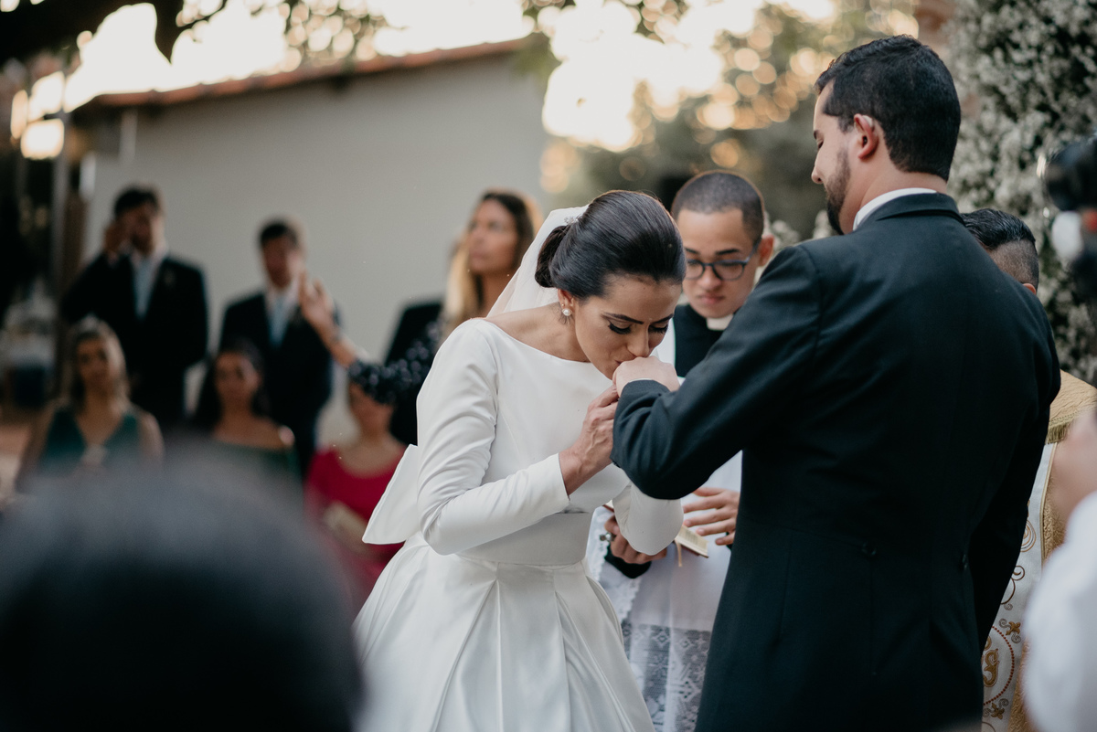 noiva beijando a mão do noivo