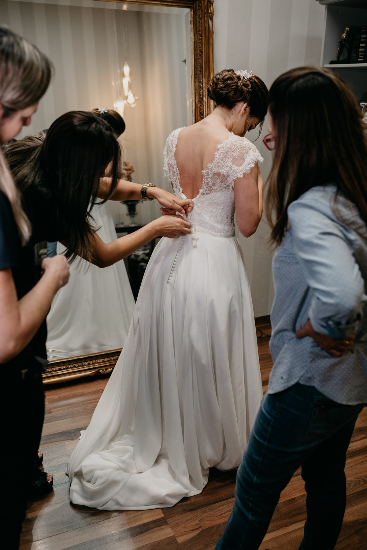 noiva colocando vestido