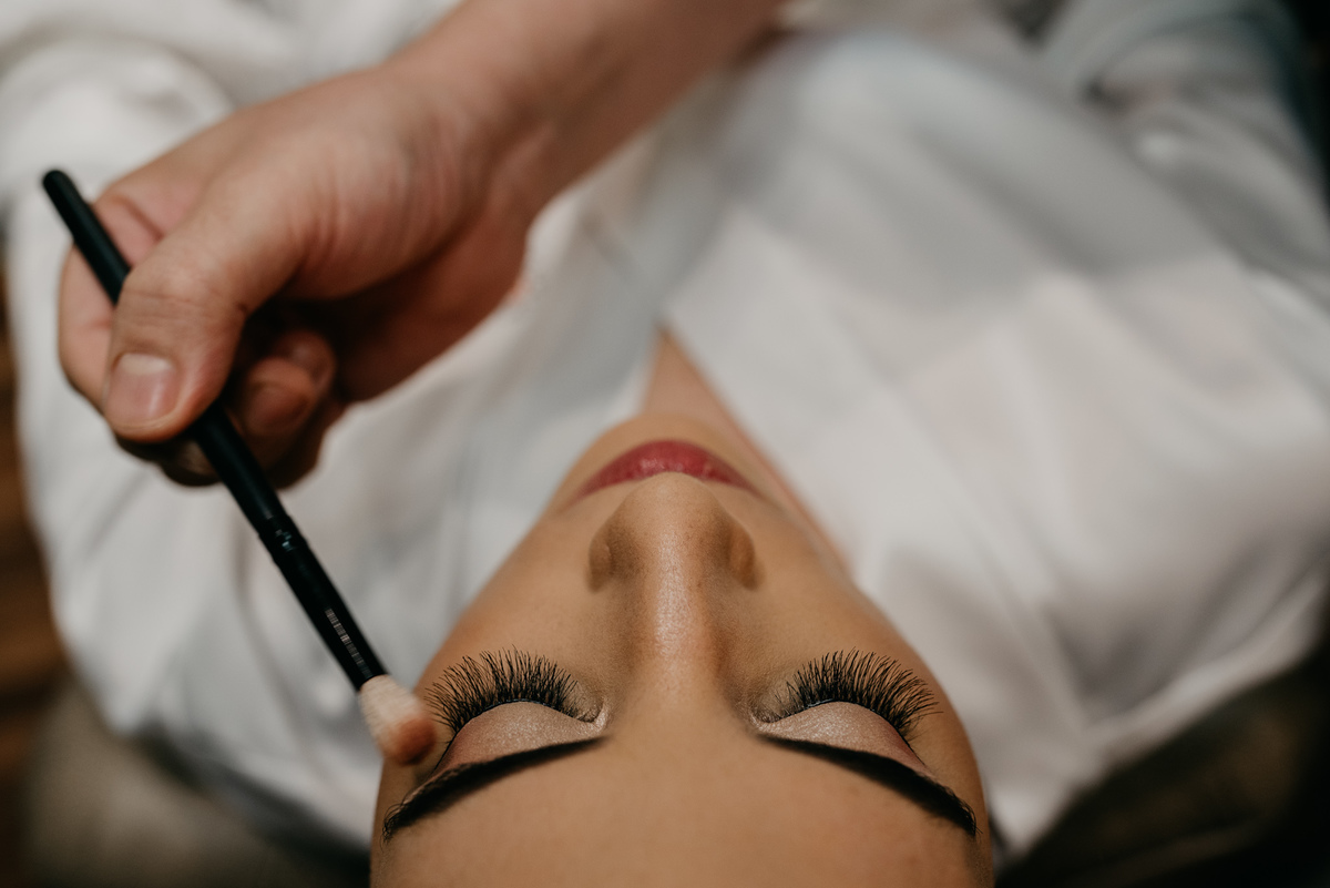 noiva sendo maquiada