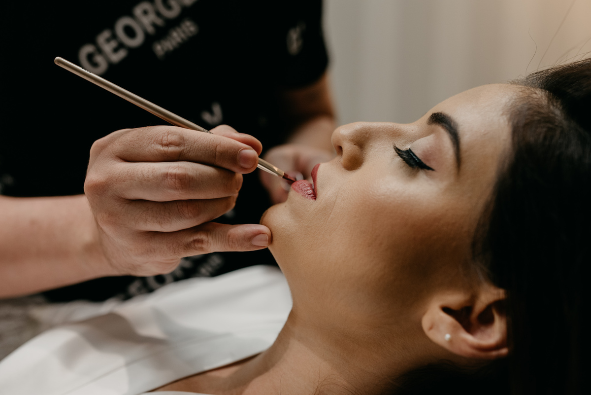 noiva sendo maquiada